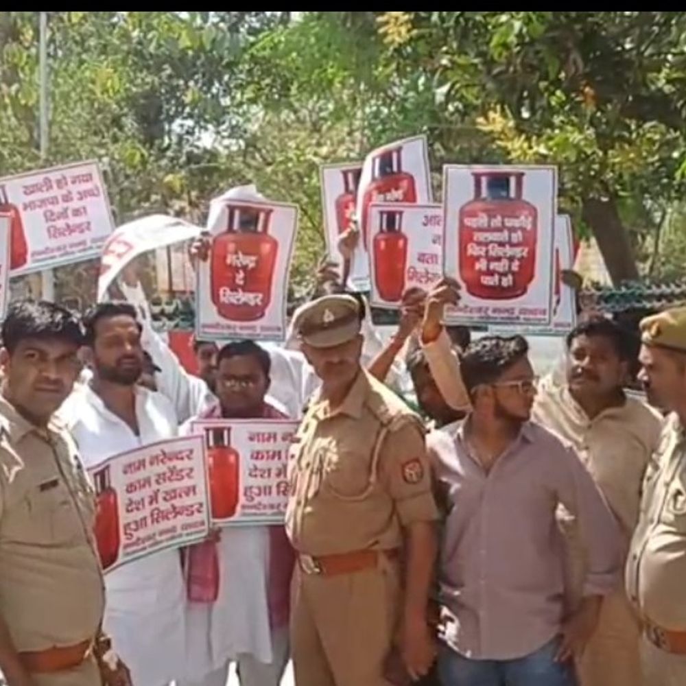 सपा ने गैस सिलेंडर किल्लत पर प्रदर्शन किया:बहराइच में कालाबाजारी रोकने और समय पर आपूर्ति की मांग