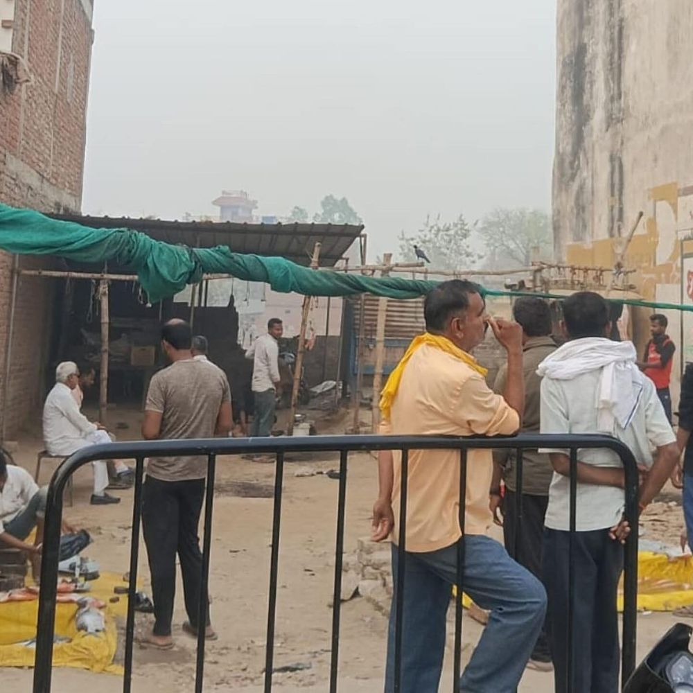 भदोही हाईवे किनारे खुले में मांस बिक्री:  स्वच्छता मानकों की अनदेखी पर जिम्मेदार विभागों की चुप्पी पर सवाल – Bhadohi (Sant Ravidas Nagar) News