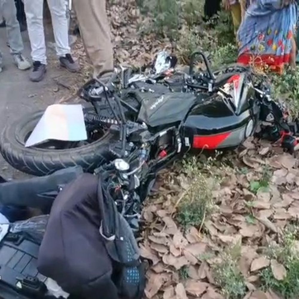 सीतापुर में दो बाइकों की भिड़ंत, दो युवकों की मौत:तीन की हालत गंभीर, ओवरस्पीडिंग के चलते हुआ था हादसा