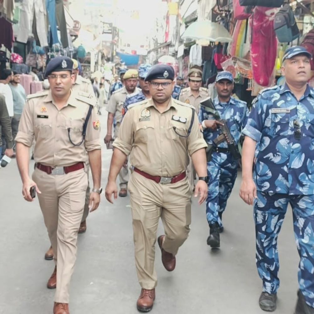 अमरोहा में नवरात्र-ईद से पहले एसपी ने किया फ्लैग मार्च:शांति बनाए रखने की अपील, सुरक्षा व्यवस्था का जायजा लिया