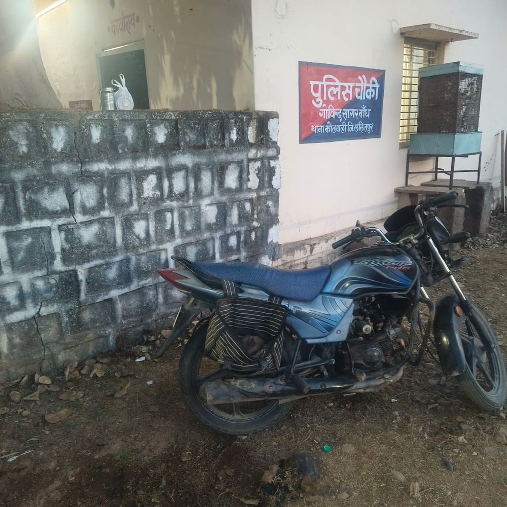 पुलिसकर्मी की बाइक में अज्ञात युवक ने लगाई आग:ललितपुर में चौकी के पास खड़ी थी गाड़ी, लोगों ने बालू डालकर पाया काबू