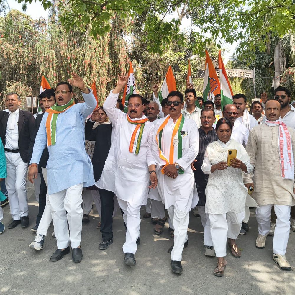 मनरेगा भुगतान, गैस संकट पर कांग्रेस का प्रदर्शन:प्रदेश सरकार के खिलाफ नारेबाजी की, गवर्नर के नाम सीडीओ को दिया लेटर