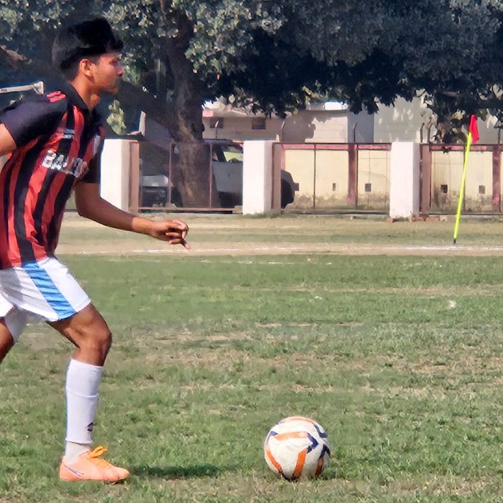 कुशीनगर फुटबॉल प्रतियोगिता में रोमांचक मुकाबले, मैच ड्रॉ:18 मार्च को अगले चरण में 5 मैच, कुशीनगर-भदोही के बीच होगा मुकाबला