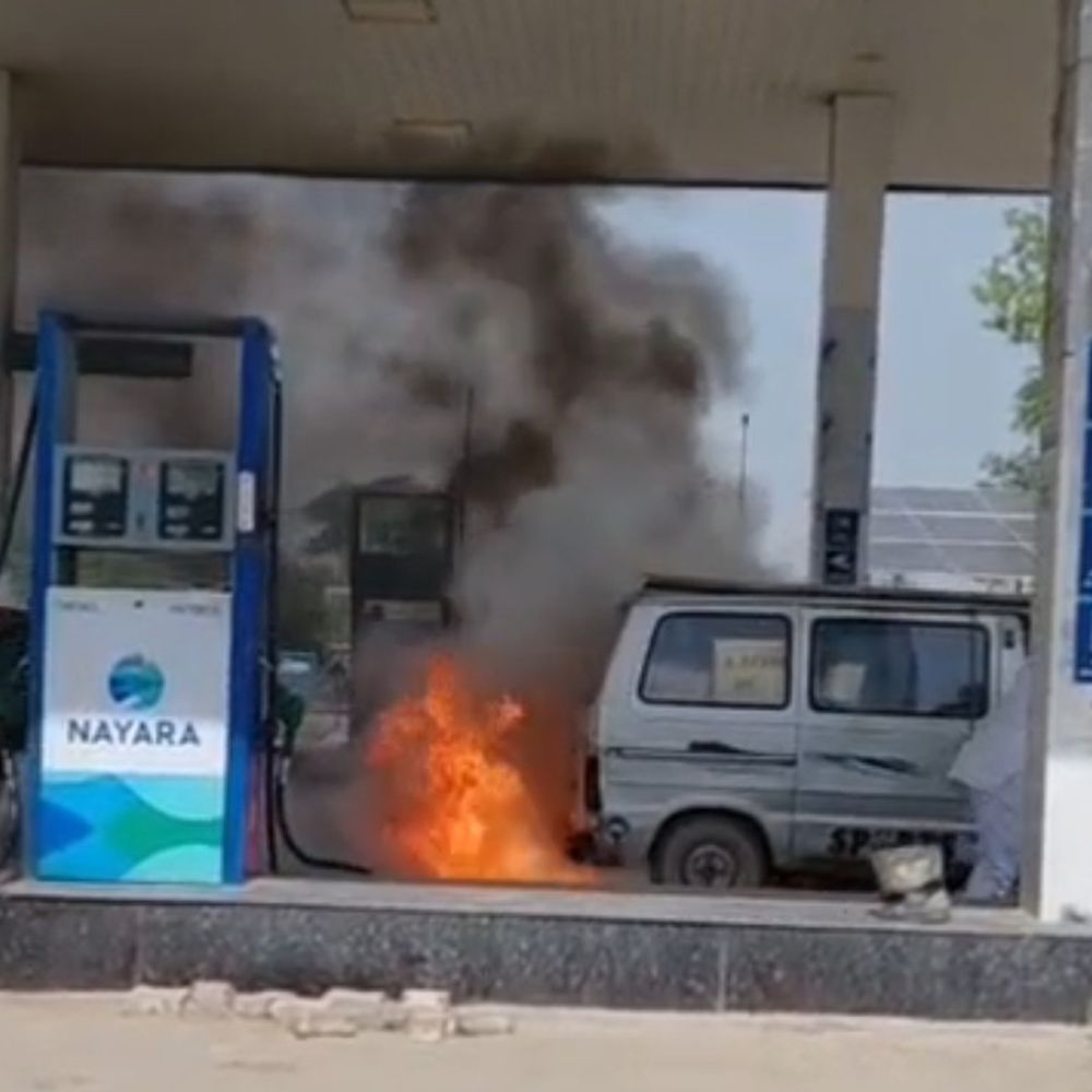पेट्रोल पंप पर गैस किट वैन में लगी आग, VIDEO:तेल भरवाते समय हादसा, कर्मचारी गाड़ी को दूर ले गए, 2 घंटे बाद पाया काबू