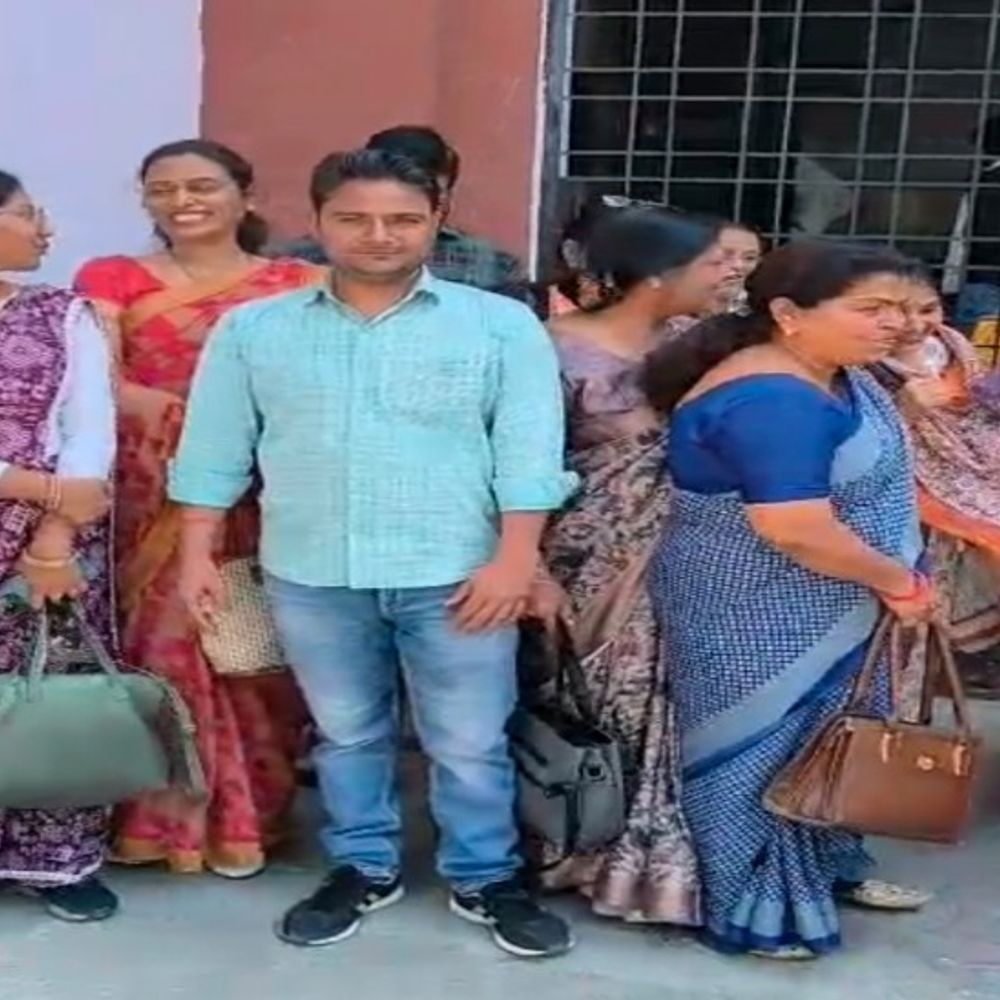 शाहजहांपुर में सुदामा प्रसाद बाल विद्यास्थली की प्रधानाचार्य बर्खास्त:कमेटी ने गबन का आरोप लगाया, शिक्षकों ने कमेटी पर बंधक बनाने की शिकायत की