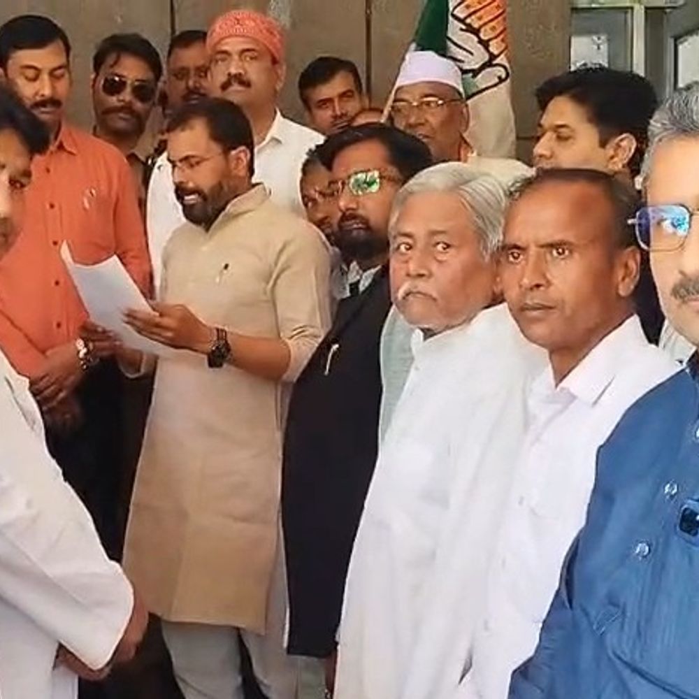 मनरेगा मजदूरों, संविदा कर्मियों का भुगतान लंबित:कांग्रेस ने DM को सौंपा ज्ञापन, तत्काल जारी करने की मांग