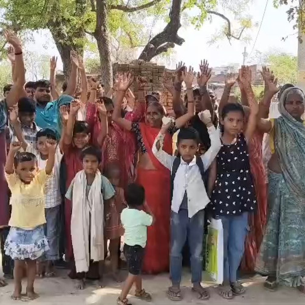 मैनपुरी के जमतरी गांव में चुनाव बहिष्कार का ऐलान:जल निकासी की समस्या से नाराज हैं, ग्रामीणों ने कहा- वोट नहीं देंगे