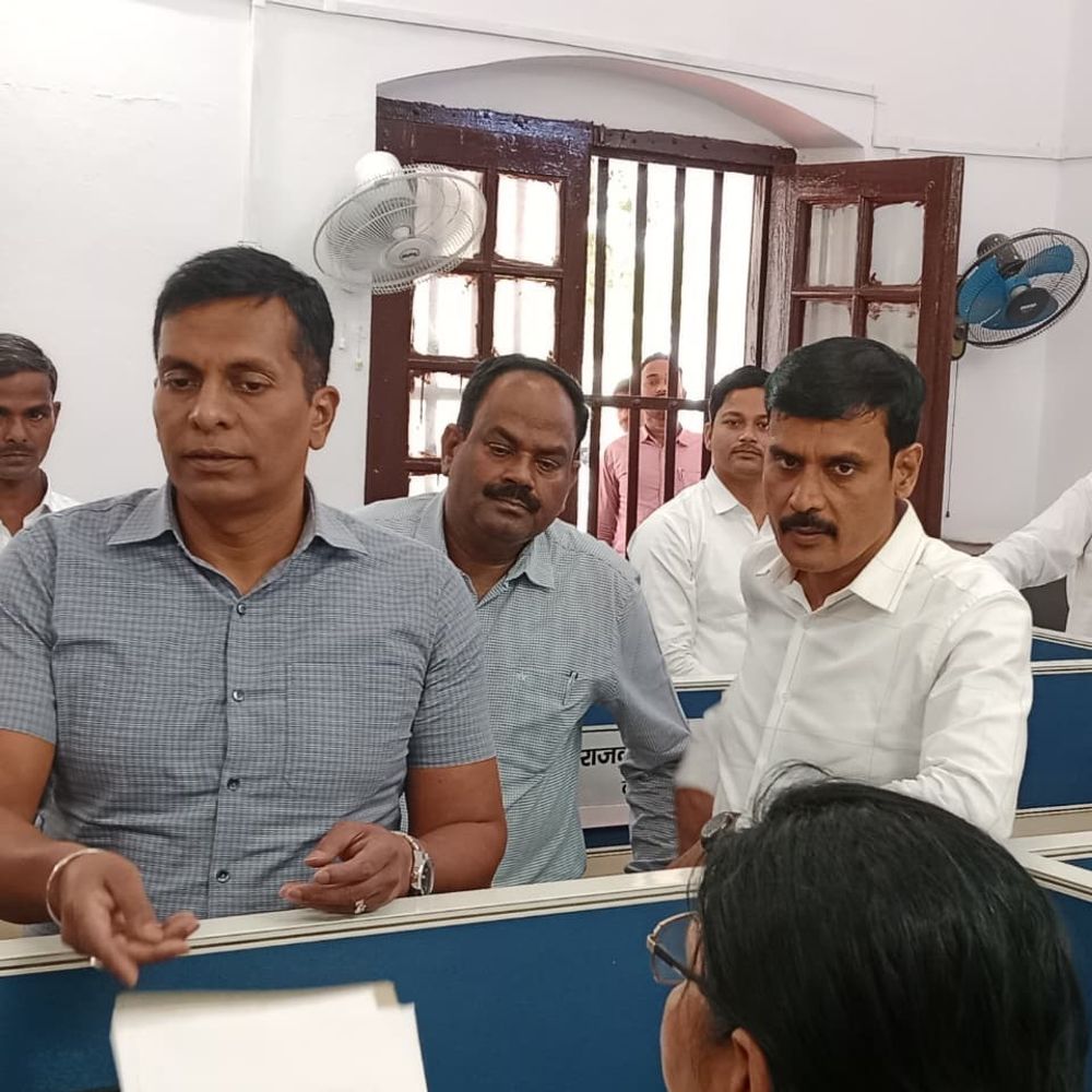 आजमगढ़ मंडल कमिश्नर बलिया पहुंचे:बोले- सभी को समय पर न्याय मिले, 15 दिन में अल्ट्रासाउंड सेंटरों पर कार्रवाई का निर्देश