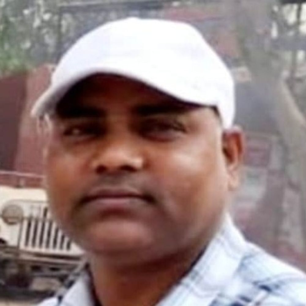 देवरिया में ढलाई मशीन से स्कूटी टकराई, शिक्षामित्र की मौत:पूर्व प्रधान गंभीर रूप से घायल, गोरखपुर रेफर