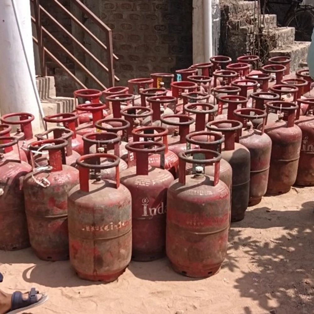 फतेहपुर शहर में गैस की किल्लत खत्म:ग्रामीण क्षेत्रों में एजेंसी के बाहर लम्बी लाइन लगी