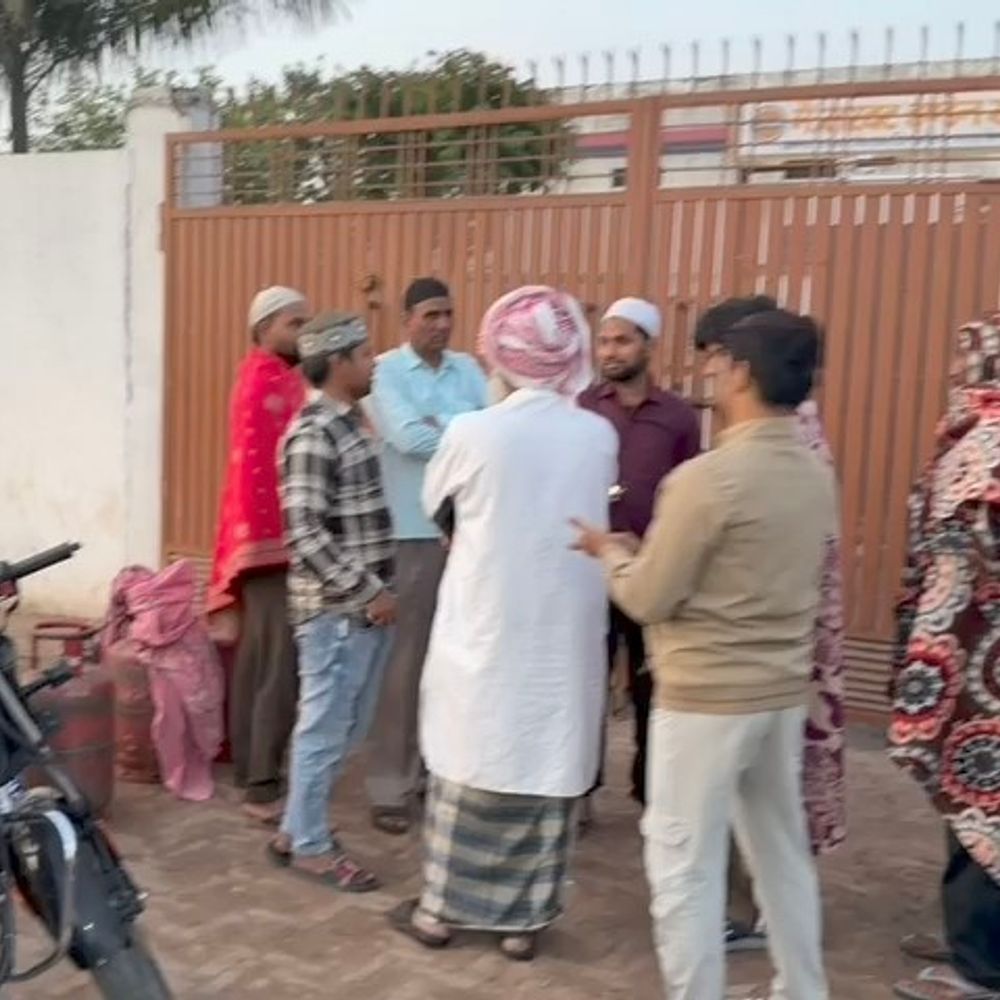 गैस एजेंसी पर मनमानी, सिलेंडर देने से इनकार का आरोप:मुजफ्फरनगर में उपभोक्ताओं से बहस, धमकी का वीडियो आया सामने