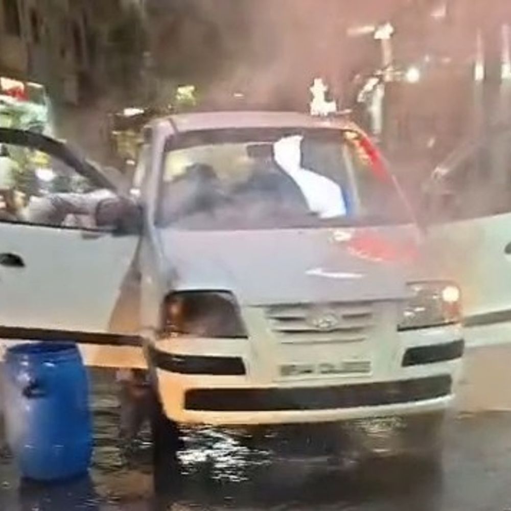 मंदसौर में चलती कार में लगी आग:  ईद की खरीदारी के लिए जा रहा था परिवार, शॉर्ट सर्किट की आशंका – Mandsaur News