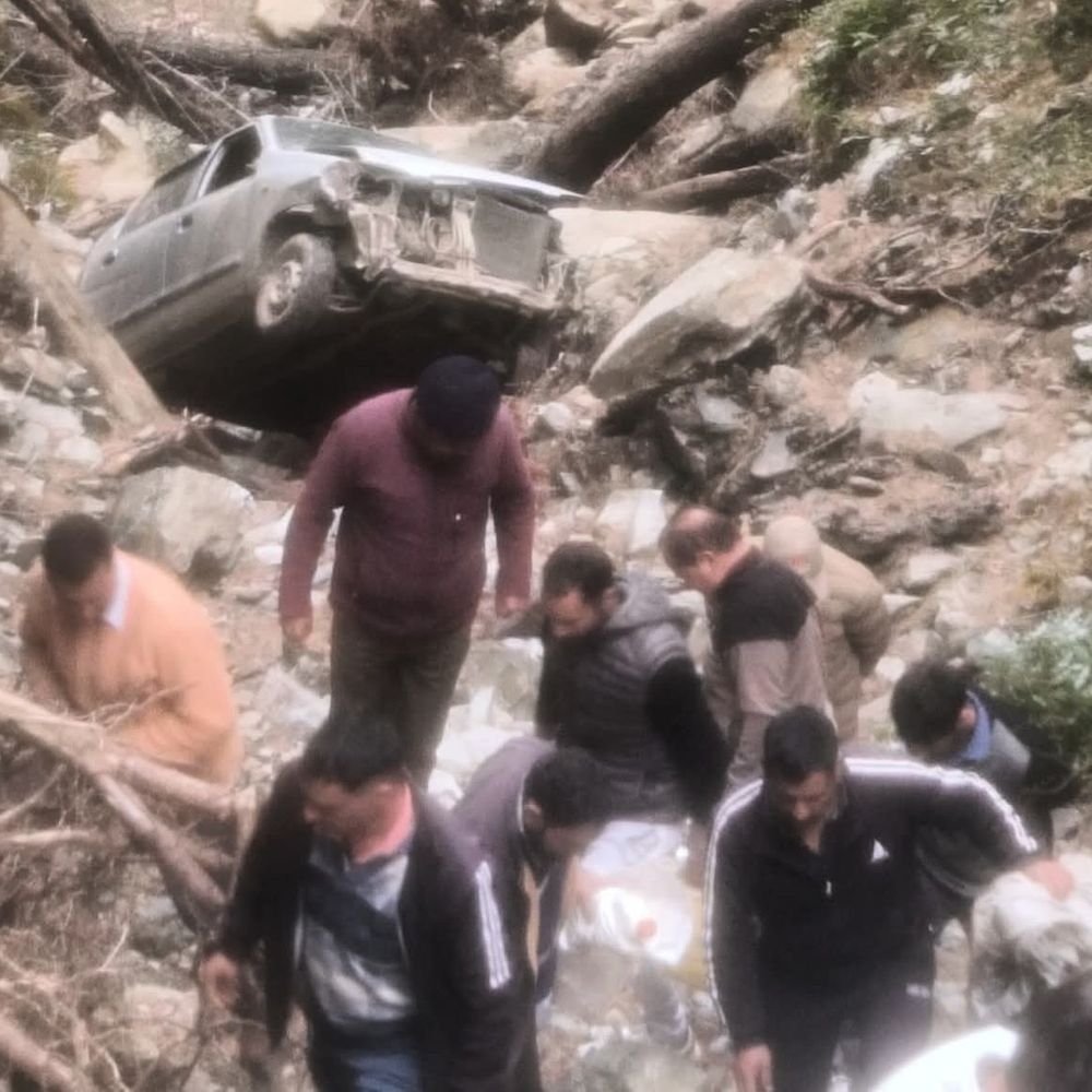 मंडी में गहरी खाई में गिरी कार, ड्राइवर की मौत:  बगस्याड-शिकावरी रोड से घर जा रहा था; सुबह ग्रामीणों ने निकाला शव – Mandi (Himachal Pradesh) News