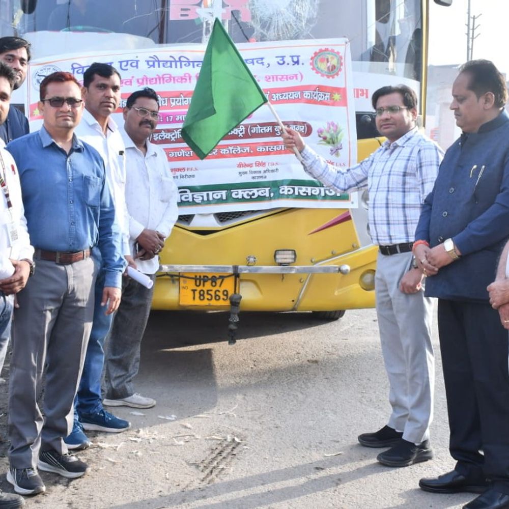 कासगंज से 100 मेधावी छात्र गौतम बुद्ध नगर रवाना:एआरटीओ ने शैक्षिक भ्रमण के लिए बसों को हरी झंडी दिखाई