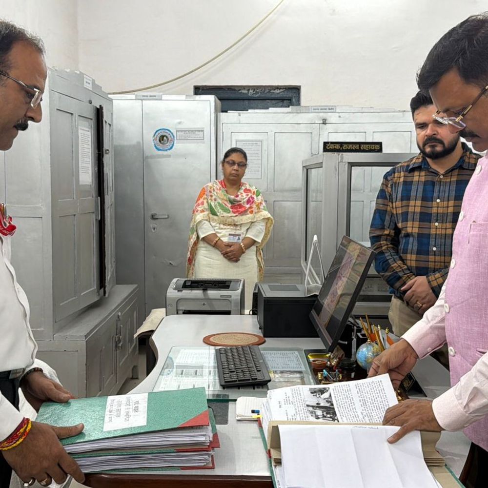 रामपुर कलेक्ट्रेट का मंडलायुक्त ने किया वार्षिक निरीक्षण:व्यवस्थाओं का जायजा लिया, कमियां दूर करने के निर्देश दिए