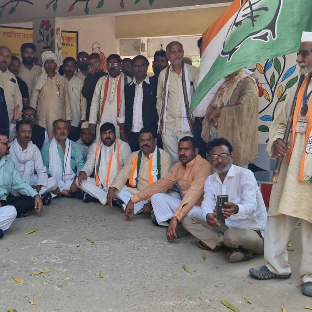 मनरेगा भुगतान को लेकर कांग्रेस ने घेरा विकास भवन:सरकार विरोधी नारों के साथ प्रदर्शन, गैस सिलेंडर्स की कीमत कम करने की मांग