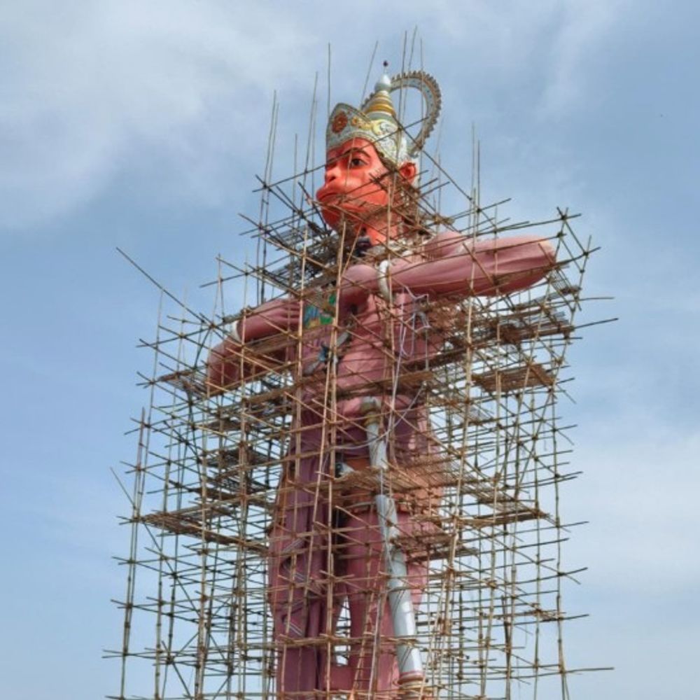 शाहजहांपुर में 104 फीट ऊंची हनुमान प्रतिमा का नवीनीकरण:राजस्थान के मूर्तिकार वीरेंद्र शेखावत कर रहे रंग-रोगन, 15 लोगों की टीम लगी है