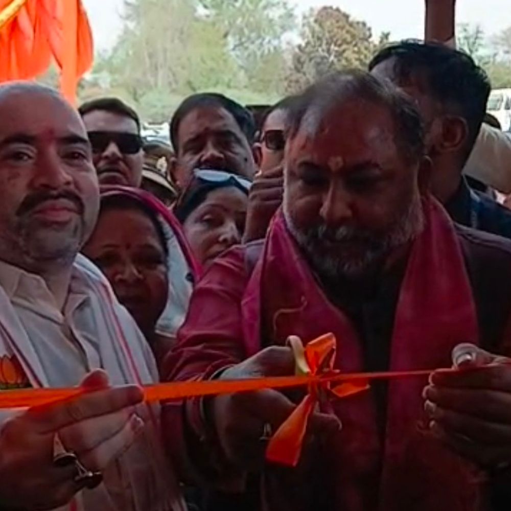 बाराबंकी में 3.37 करोड़ के बस स्टेशन का लोकार्पण:मंत्री दयाशंकर सिंह ने दिखाईं 5 बसों को हरी झंडी