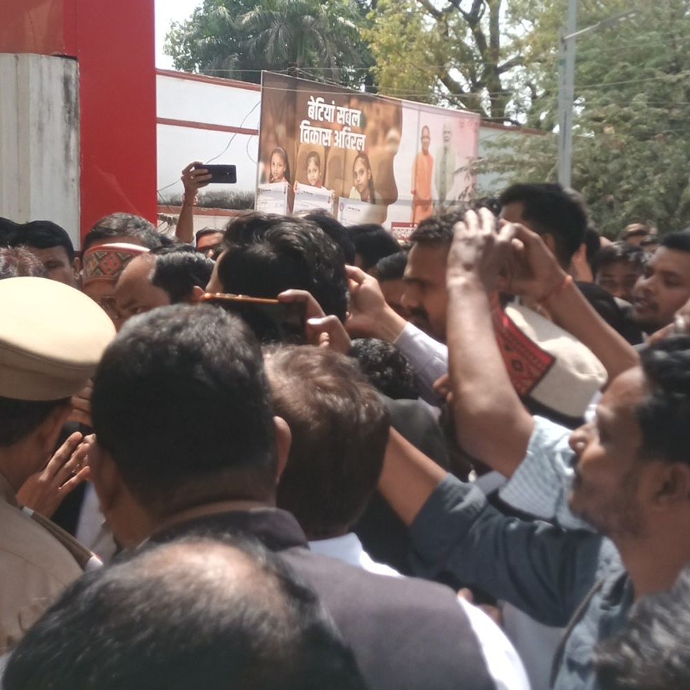 जौनपुर में अधिवक्ता की हत्या के विरोध में प्रदर्शन:वकीलों ने न्यायिक कार्य का बहिष्कार किया, आरोपी की गिरफ्तारी की मांग उठाई