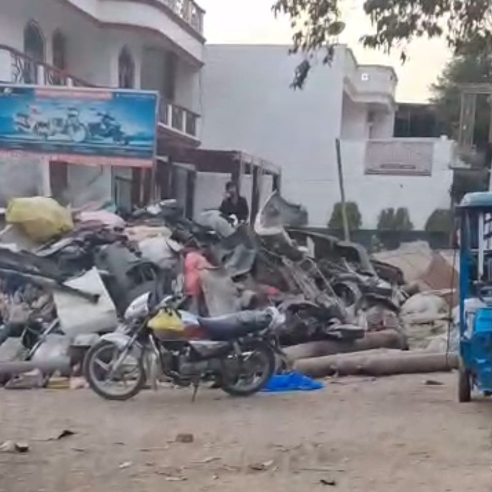 घरेलू गैस सिलेंडर का अवैध उपयोग करते पकड़:देवरिया में छापेमारी, तीन सिलेंडर बरामद; आरोपी पर केस दर्ज