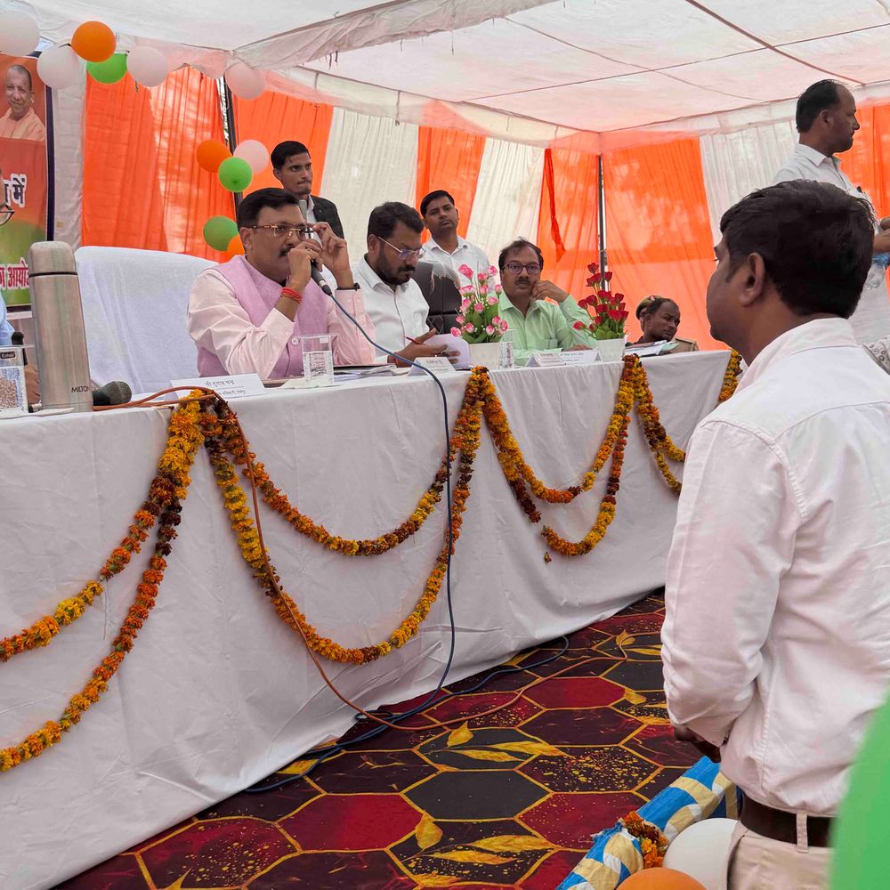 जन चौपाल के दौरान उमड़ी शिकायतें, कमिश्नर ने जताई नाराजगी:रामपुर में बिजली विभाग के कर्मचारी गैरहाजिर, बोले- गड़बड़ साफ है, सुधार जरूरी