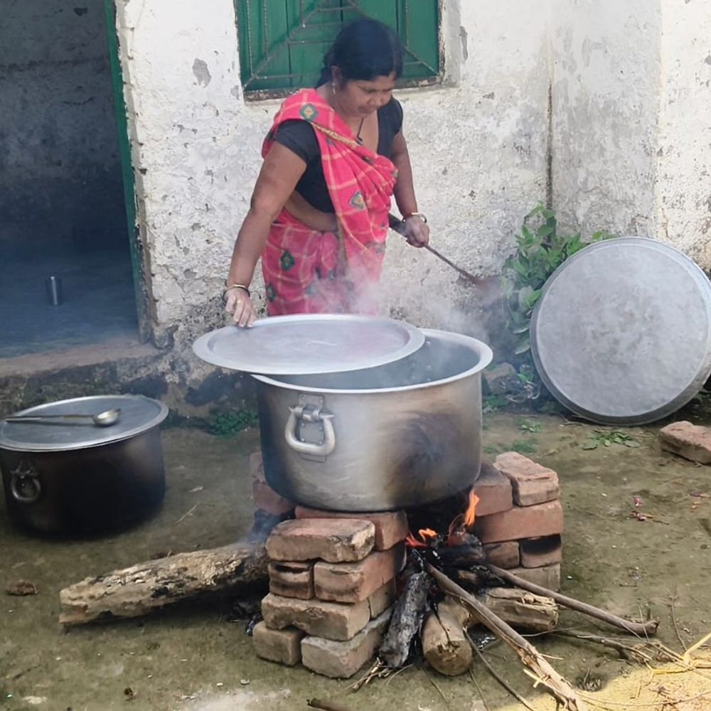 बाराबंकी के स्कूलों में मिड-डे मील प्रभावित:गैस सिलेंडर की कमी से बच्चों को नहीं मिल रहा भोजन