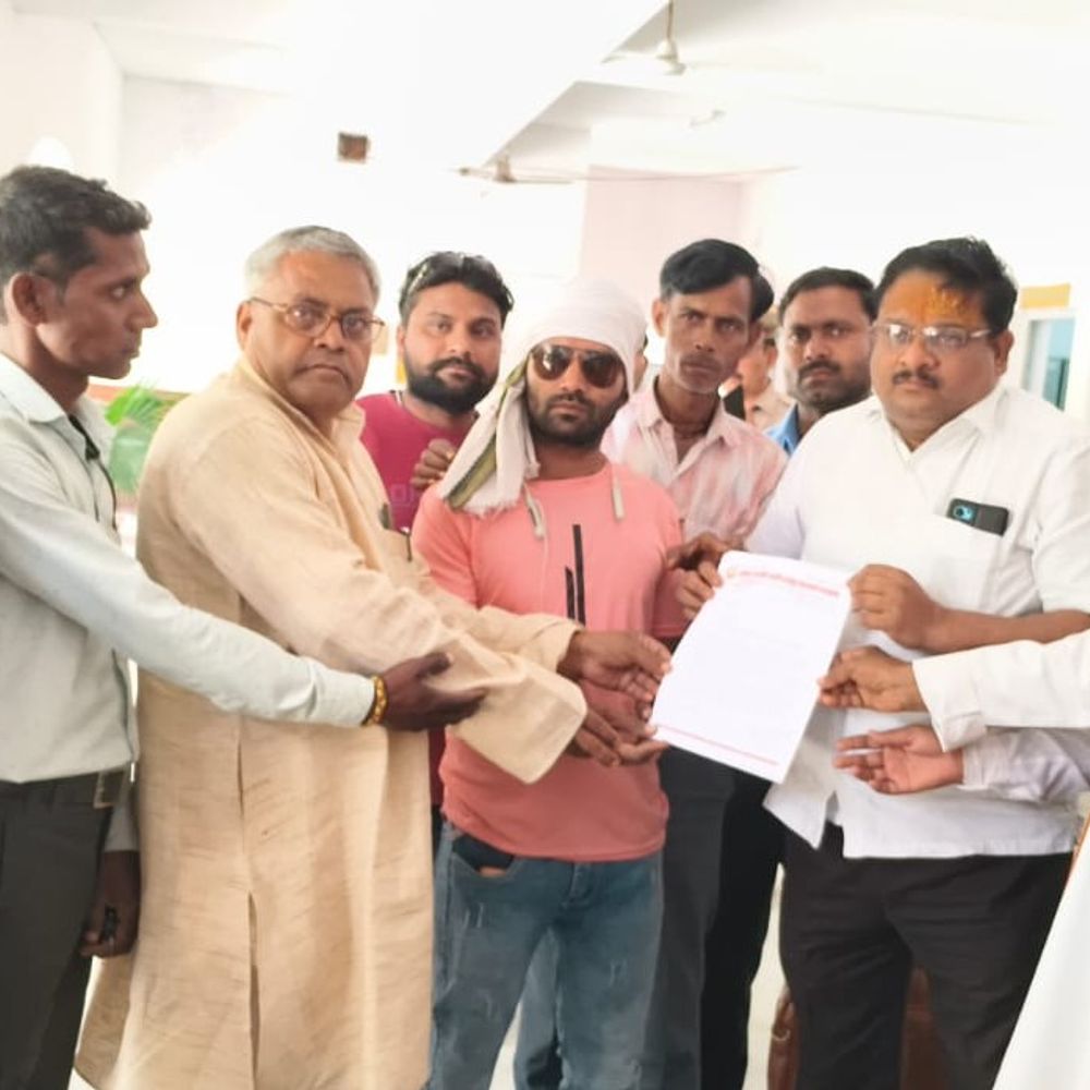 पूर्व सीएम की प्रतिमा शिलालेख से नाम हटाने का आरोप:हाथरस में लोधी राजपूत महासभा ने ज्ञापन सौंपकर कार्रवाई की मांग की