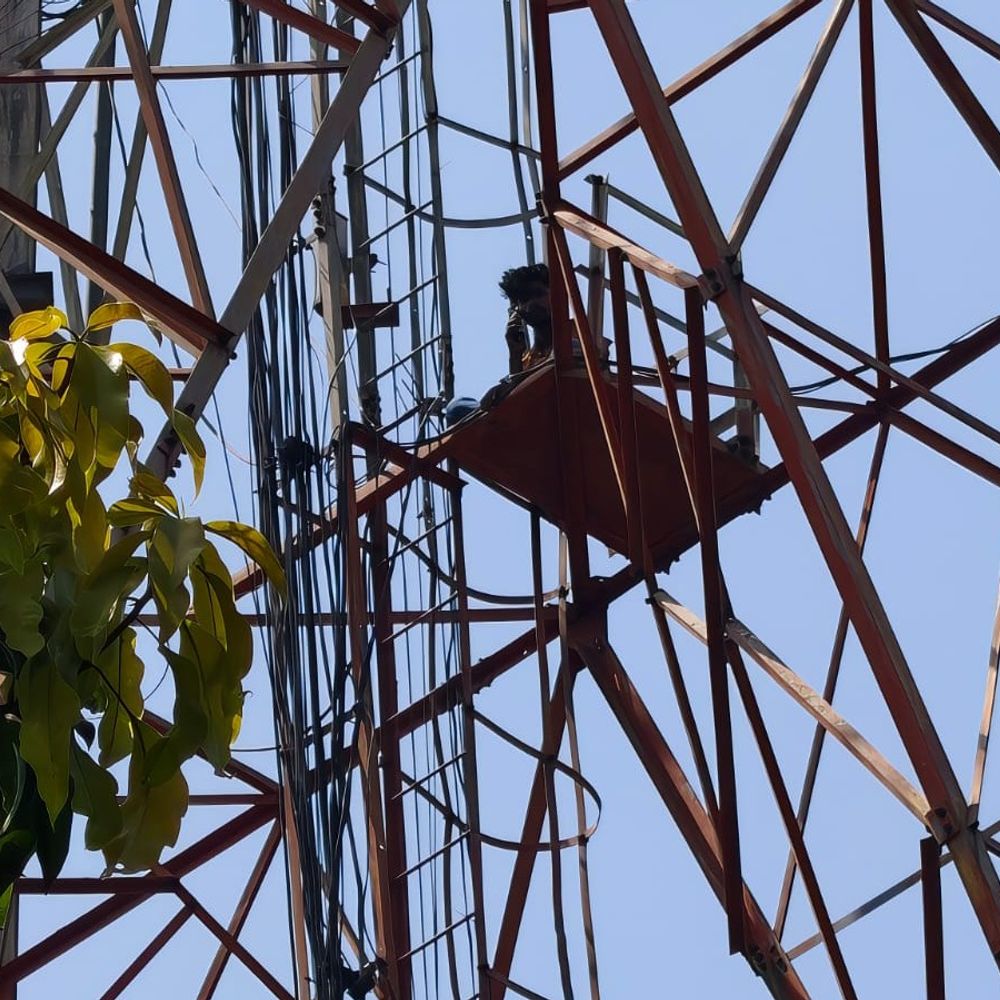 सोनभद्र में प्रेम-प्रसंग को लेकर युवक टावर पर चढ़ा:प्रेमिका से शादी की जिद पर अड़ा, पुलिस ने समझाकर नीचे उतारा