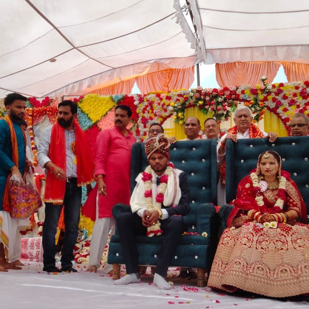 मौनी मंदिर में 51 गरीब कन्याओं का सामूहिक विवाह:जालौन में वैदिक मंत्रोच्चार के बीच लिए सात फेरे, विधायक ने आशीर्वाद दिया