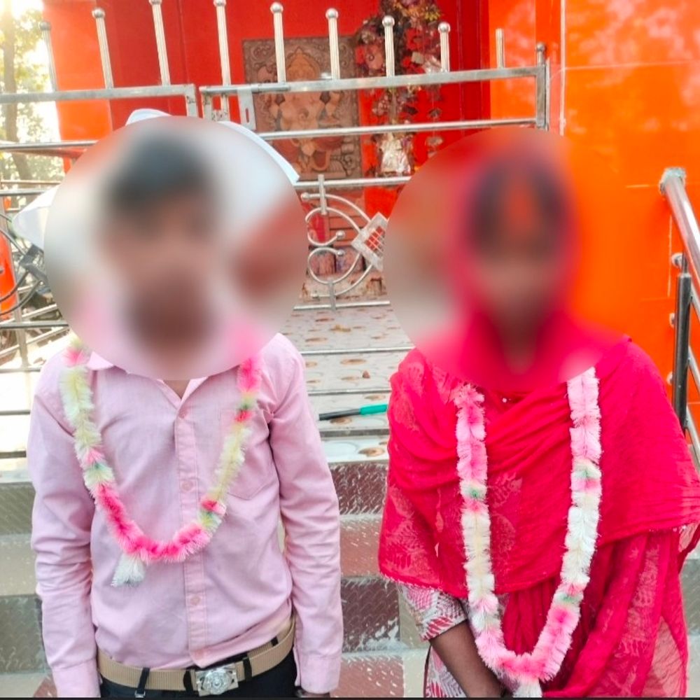 मंदिर परिसर में मिलने गए नाबालिग प्रेमी-प्रेमिका की कराई शादी:गोंडा में बिना पंडित कराई गई शादी, ग्रामीणों ने खुद निभाई रस्में