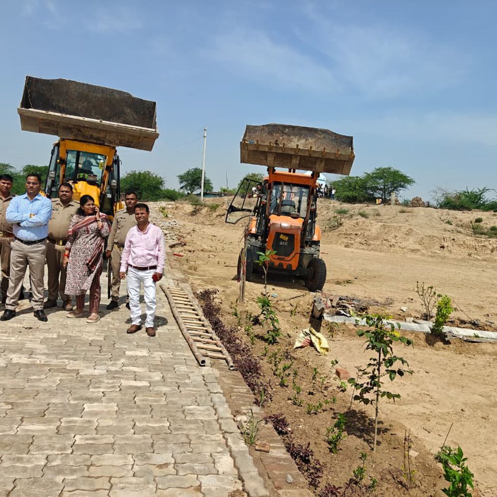 कानपुर में चरागाह की 10 करोड़ की जमीन कब्जा मुक्त:घाटमपुर में पांच घंटा चला बुलडोजर, अवैध निर्माण ध्वस्त; विरोध करने पर होटल मैनेजर अरेस्ट