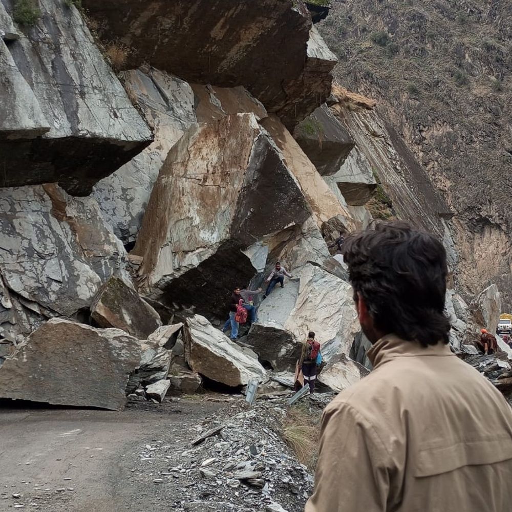 भरमौर में पठानकोट नेशनल हाईवे पर लैंडस्लाइड:  वाहनों की आवाजाही पूरी तरह बाधित, मलबा हटाने पर जुटे कर्मचारी, यात्री परेशान – Bharmour News