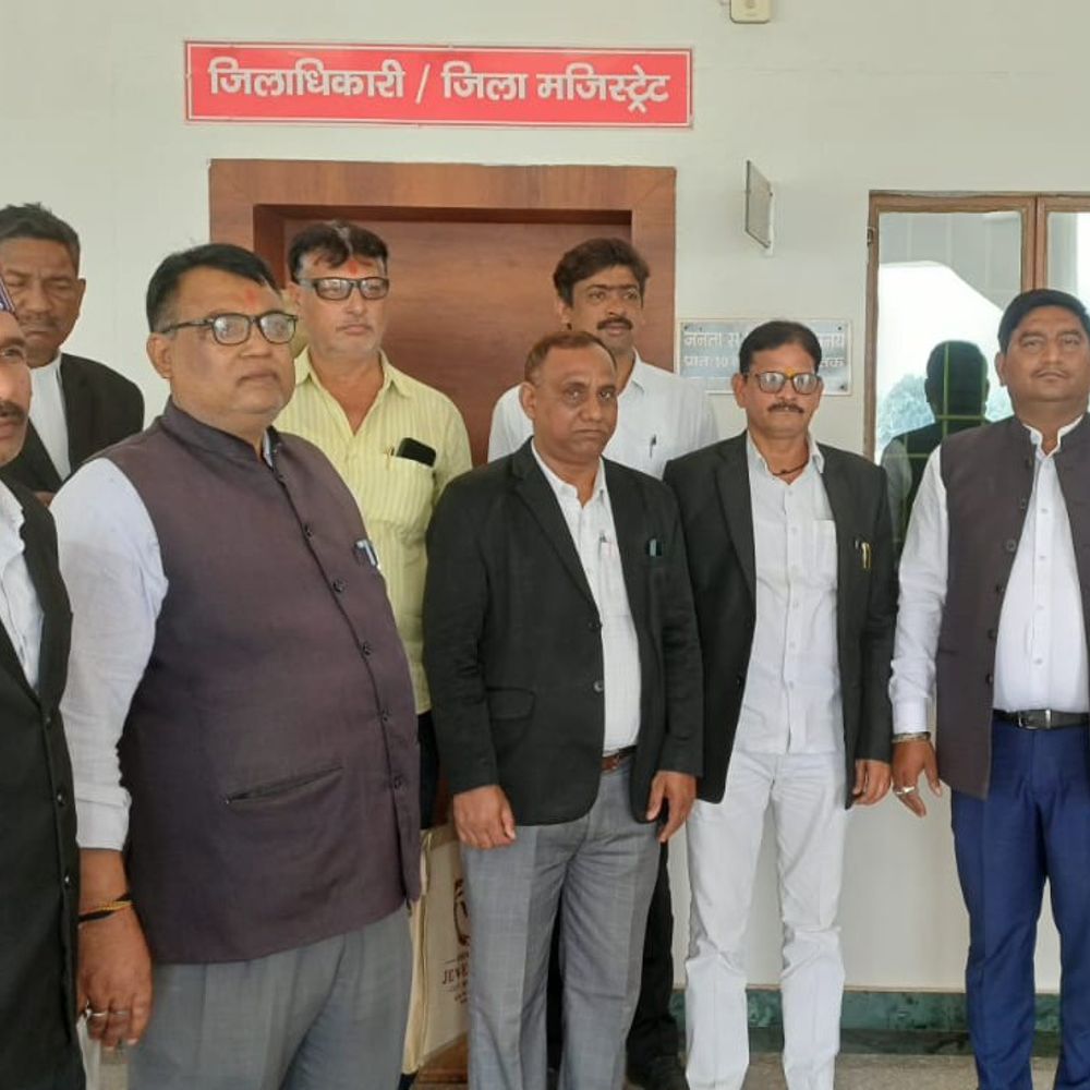 DM ने राजस्व-चकबंदी न्यायालयों के अफसरों को दी चेतावनी:अधिवक्ताओं ने भ्रष्टाचार और मुकदमों के निस्तारण में देरी पर जताई नाराजगी