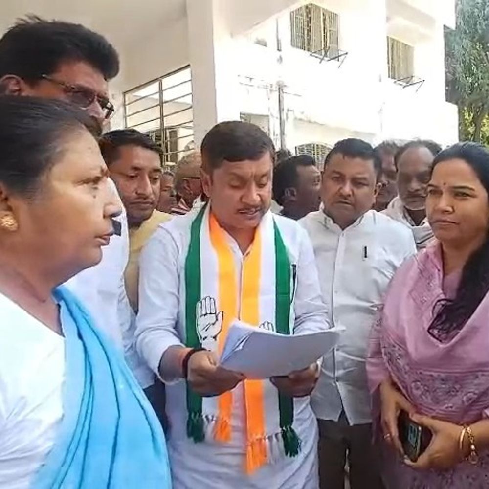 चंदौली में कांग्रेसियों ने विकास भवन पर किया प्रदर्शन:मनरेगा मजदूरों की मजदूरी और संविदा कर्मियों के मानदेय भुगतान की मांग