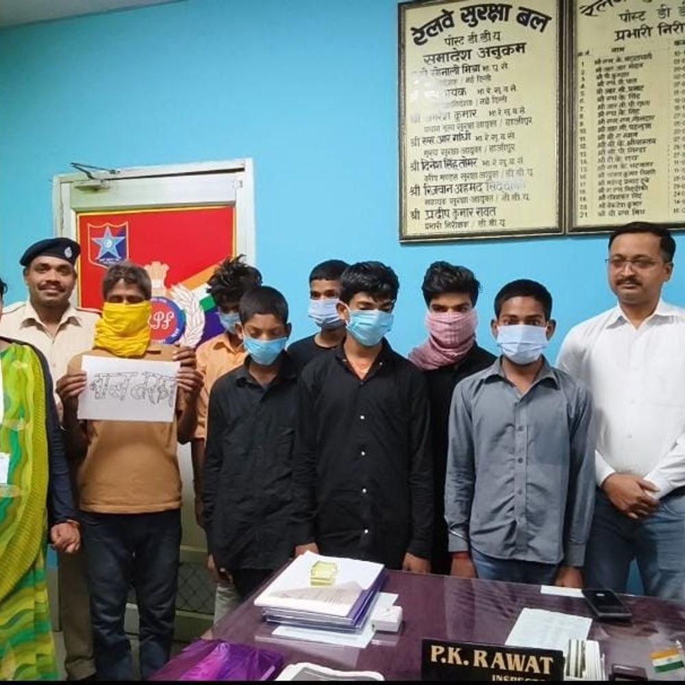 मुगलसराय में आरपीएफ डीडीयू ने 6 नाबालिगों को बचाया:मानव तस्कर गुजरात ले जा रहा था, प्लेटफॉर्म से पकड़ा गया