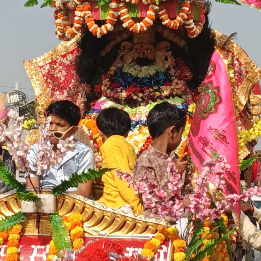 गौरीगंज में खाटू श्याम निशान शोभायात्रा निकाली गई:डीजे की धुन पर नाचे श्रद्धालु, शाम को होगी भजन संध्या