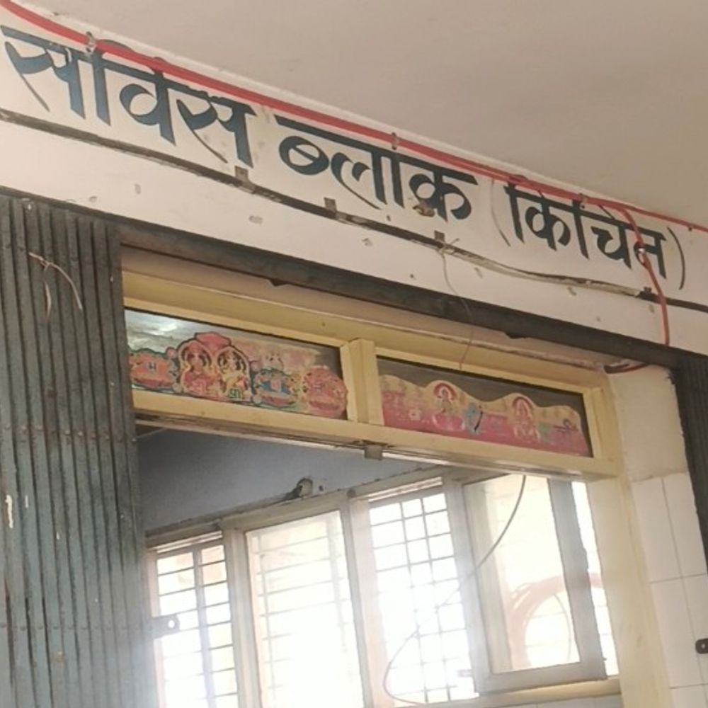 मेडिकल कॉलेज में मरीजों का खाना भट्टी पर बन रहा:कैंटीन संचालक बोले- 500 मरीजो के लिए रोटी सिलेंडर और सब्जी भट्ठी पर बना रहे