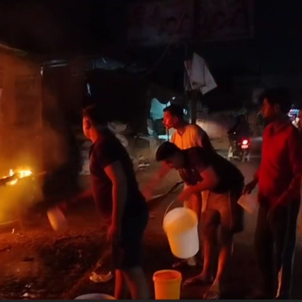 जालौन में ट्रांसफार्मर की चिंगारी से दो ढालों में आग:कपड़े, फर्नीचर समेत लाखों का सामान जलकर खाक