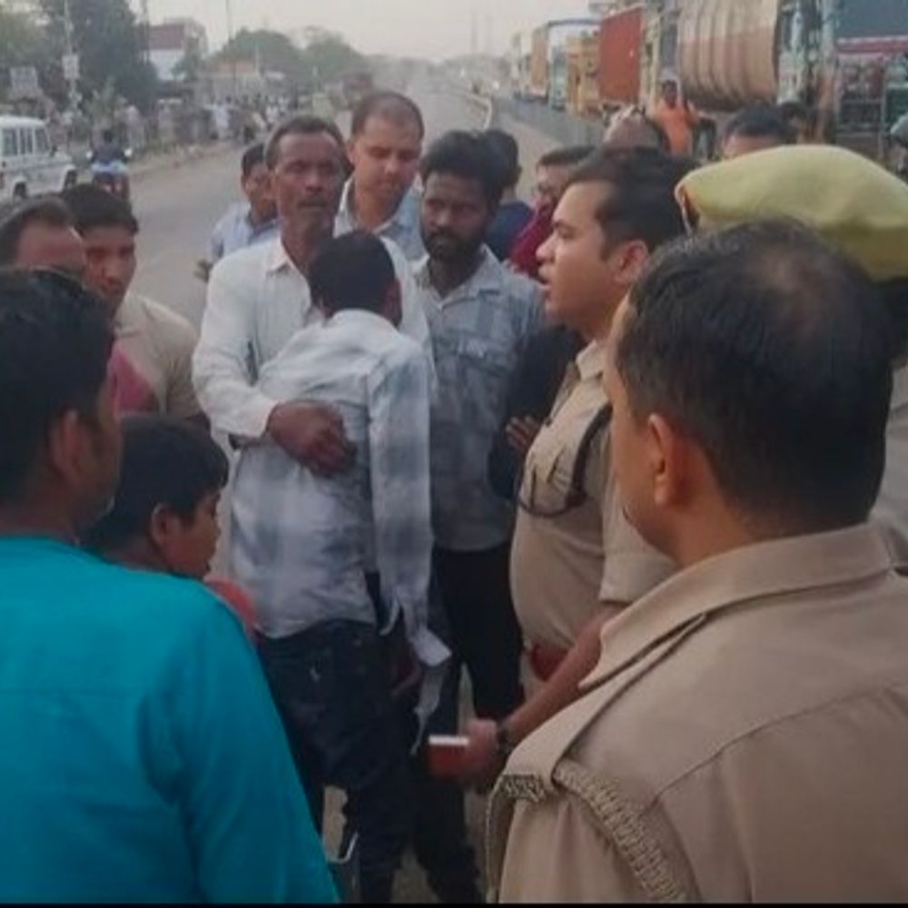 संतकबीरनगर में ट्रक ने बाइक सवार को मारी टक्कर:महिला की मौत, भांजा गंभीर; गोरखपुर से दवा लेकर लौट रहे थे घर