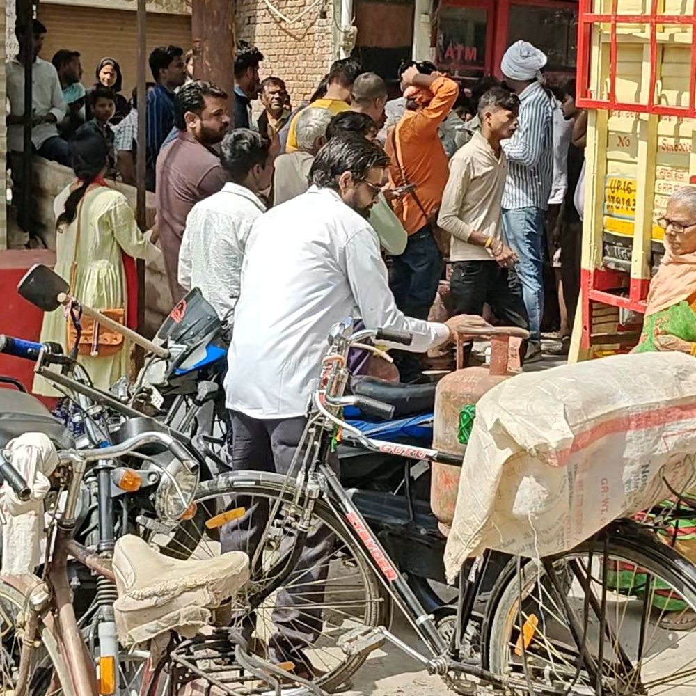 गाड़ी आते ही सिलेंडर लेने वालों की भीड़ उमड़ी:एजेंसी पर हर दिन 300 सिलेंडरों की सप्लाई, KYC न कराने पर हो रही दिक्कत