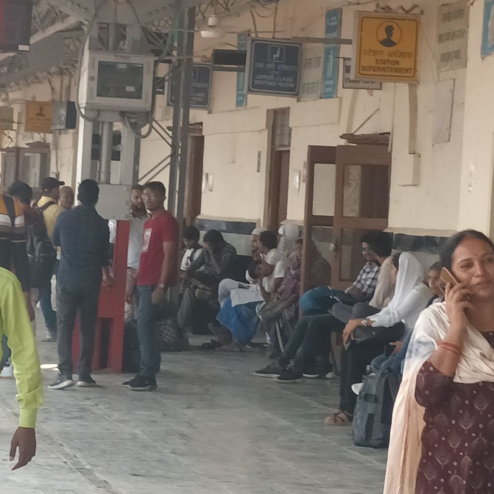 शादियों के सीजन में ट्रेनों में भारी भीड़:जौनपुर से मुंबई जाने वाली ट्रेनें फुल, वेटिंग 100 पार