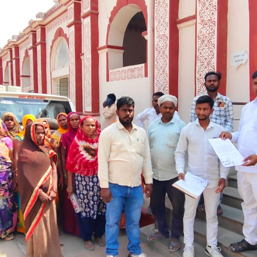 सुल्तानपुर में निषाद बस्ती पर कब्जे की कोशिश:ग्रामीणों ने कलेक्ट्रेट पहुंचकर किया प्रोटेस्ट, मुख्यमंत्री से कार्रवाई की मांग