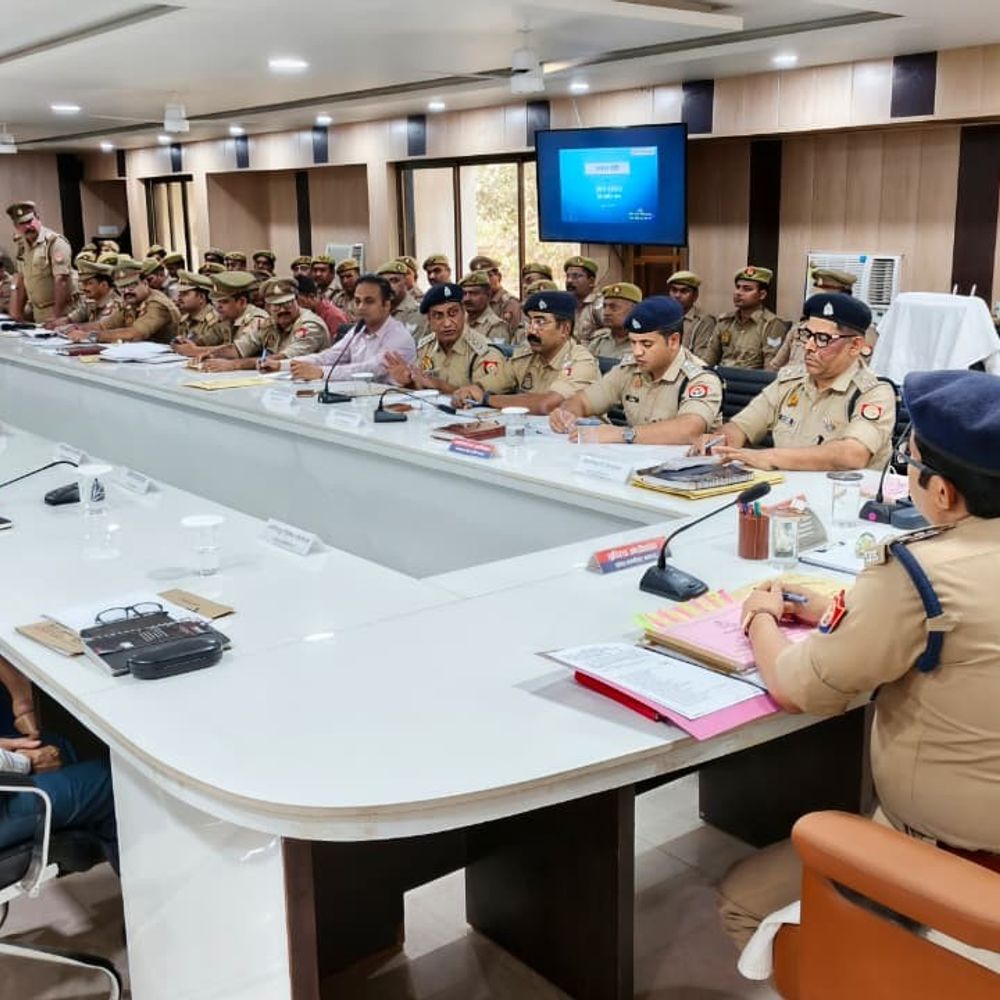 57 पुलिसकर्मी 'कॉप आफ द मंथ' चुने गए:संतकबीरनगर में सैनिक सम्मेलन, उत्कृष्ट कार्य के लिए सम्मानित