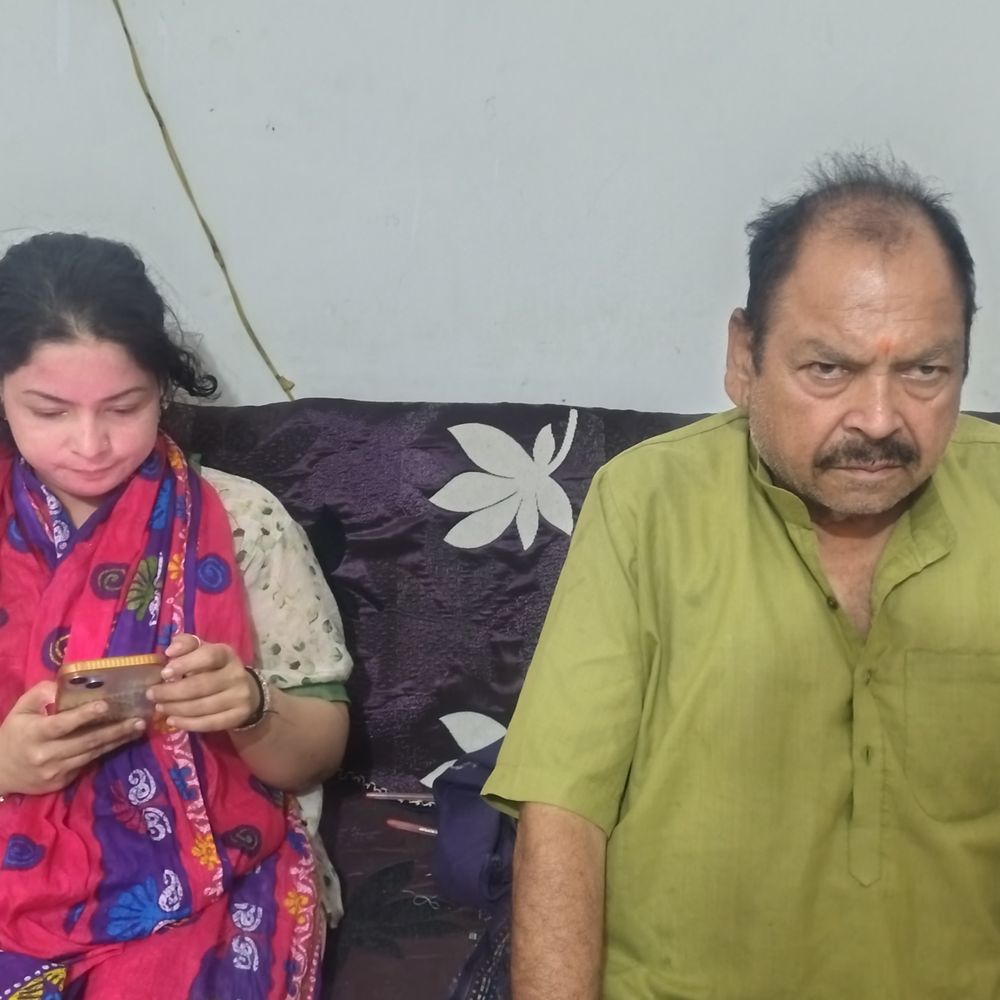 बीमार ससुर के खाते से दामाद ने उड़ाए 32 लाख:अनूपशहर में पत्नी पर रिवॉल्वर ताना, चेकबुक हड़प कर पर्सनल लोन कराया