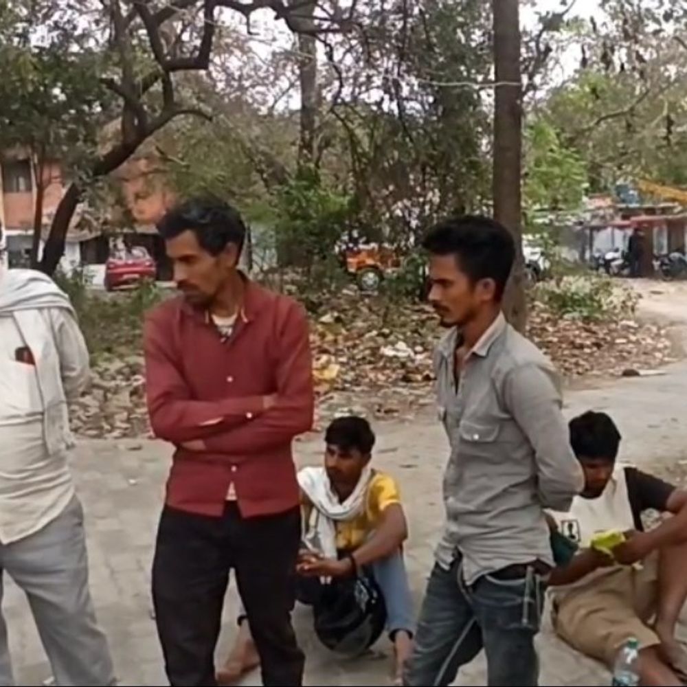 बहराइच में बाइक अनियंत्रित होकर पेड़ से टकराई:हादसे में ससुर-दामाद की मौत, दवा लेने जा रहे थे