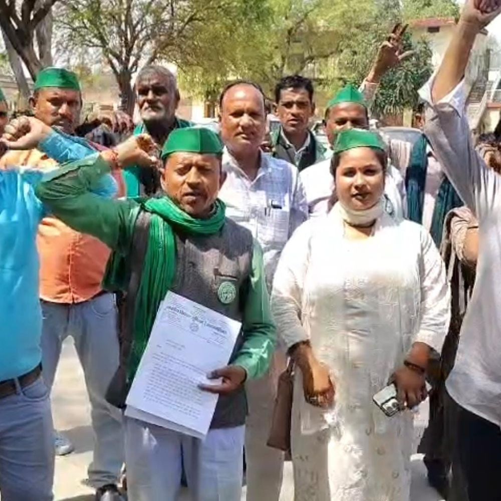 हमीरपुर में भाकियू के कार्यकर्ताओं का प्रदर्शन:पेयजल और सिंचाई संकट पर डीएम को सौंपा ज्ञापन