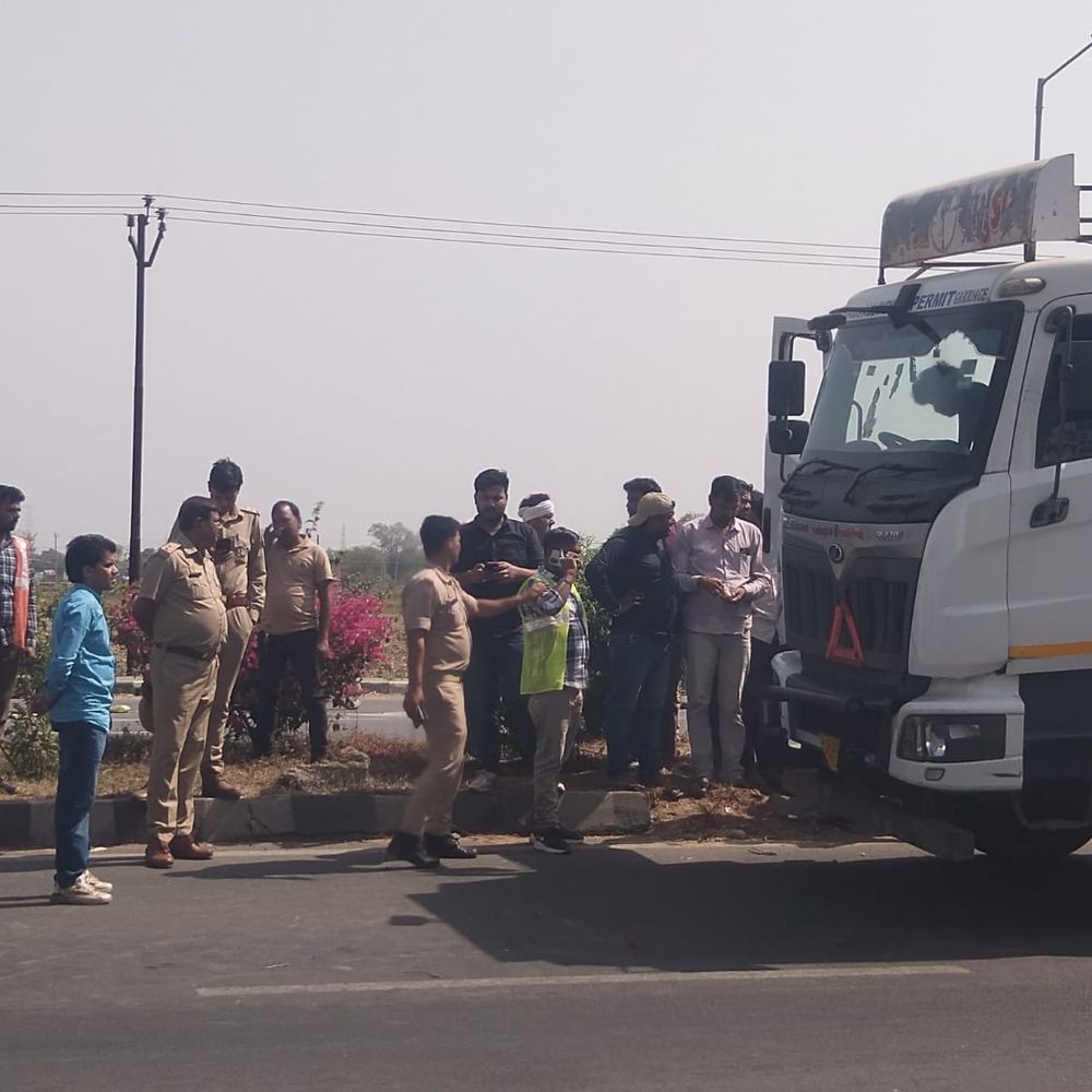 टैंकर की टक्कर से बाइक सवार युवक की मौत:फिरोजाबाद के सिरसागंज हाईवे पर सड़क पार करते समय हुआ हादसा