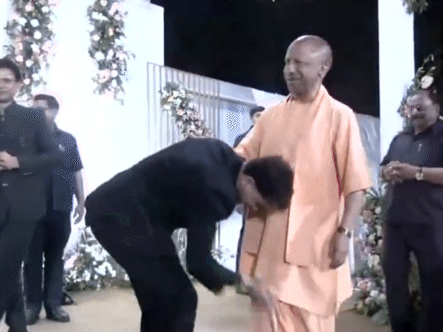 कुलदीप यादव की दुल्हन के साथ विंटेज कार से एंट्री:CM योगी के पैर छुए, अखिलेश ने गले लगाया; रिसेप्शन में गंभीर-धवन, जडेजा भी पहुंचे