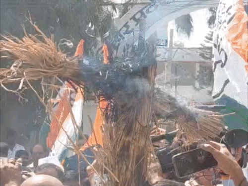 पटना में कांग्रेस का प्रदर्शन, पुतला फूंका:  विधायक चोरी बंद करो-राहुल गांधी जिंदा बाद, सदाकत आश्रम के सामने लगाए नारे – Patna News