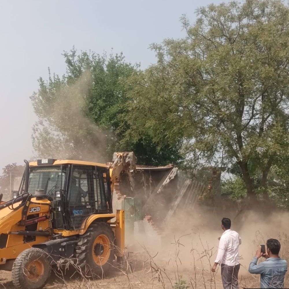 20 करोड़ की जमीन अतिक्रमण मुक्त कराई गई:ग्रेनो प्राधिकरण ने भनौता में अवैध निर्माण पर चलाया बुलडोजर